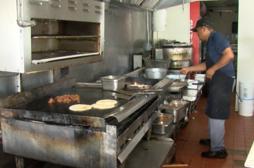 'I don't know if we'll make it': Local Lincoln restaurant feeling the brunt of road construction