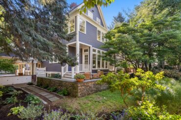 The house at 103 Irving St. belonged to Julia Child.