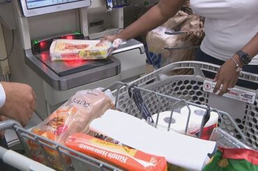 Channel 2’s Fred Blankenship surprises grocery shoppers by paying for their carts – WSB-TV Channel 2