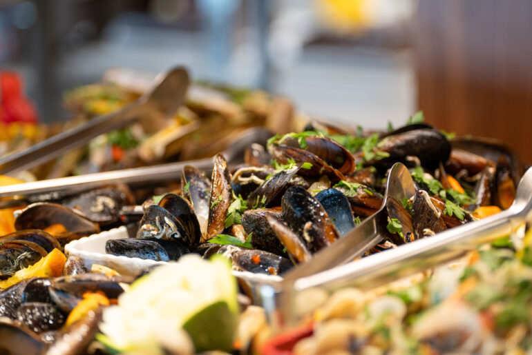 One Of The Biggest Seafood Buffets In The US Has Over 170 Items To Choose From (And It's Not In Las Vegas)