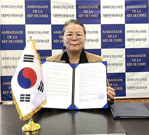 South Korean Ambassador to Madagascar Park Ji-hyun holds up a memorandum of understanding after signing it, in this photo provided by the foreign ministry on Oct. 7, 2026. (PHOTO NOT FOR SALE) (Yonhap)